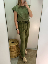 Conjunto verde con detalle Volante