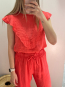 Conjunto Coral con detalle Volante