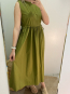 Vestido midi verde oliva sin mangas