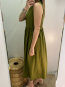 Vestido midi verde oliva sin mangas