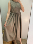 Vestido midi gris pardo sin mangas