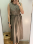 Vestido midi gris pardo sin mangas