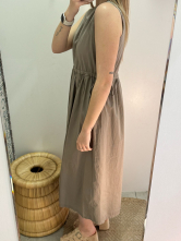 Vestido midi gris pardo sin mangas