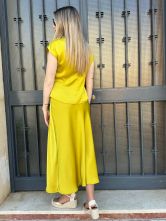 Conjunto mostaza-Elegancia minimalista
