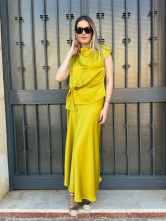 Conjunto mostaza-Elegancia minimalista