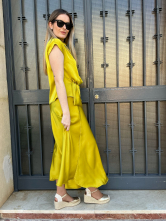Conjunto mostaza-Elegancia minimalista