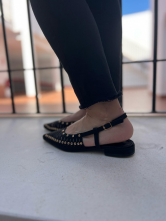 Mule Negras con Aberturas y Tachuelas Doradas