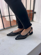 Mule Negras con Aberturas y Tachuelas Doradas