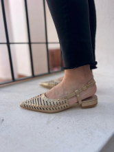 Mule oro con Aberturas y Tachuelas Doradas
