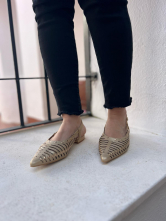 Mule oro con Aberturas y Tachuelas Doradas