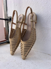 Mule oro con Aberturas y Tachuelas Doradas