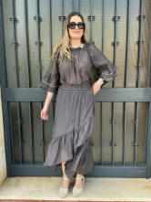 Conjunto dos Piezas en Tono Gris Pardo con Volantes y Detalles Bordados