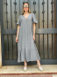 Vestido Largo Gris con Volantes y Botones