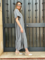 Vestido Largo Gris con Volantes y Botones