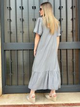 Vestido Largo Gris con Volantes y Botones