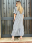 Vestido Largo Gris con Volantes y Botones