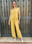 Conjunto Lino Mostaza: Blusa con Volantes + Pantalón Fluido