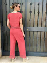 Conjunto de Verano en Lino Coral con Detalles de Encaje