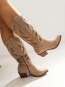 Bota Cowboy Beige con Detalles Troquelados