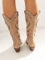 Bota Cowboy Beige con Detalles Troquelados