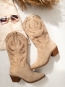 Bota Cowboy Beige con Detalles Troquelados