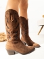 Bota Cowboy Marron con Detalles Troquelados