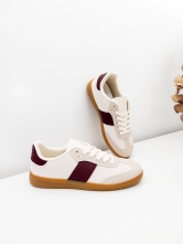 Zapatillas casual granate y blanco – Comodidad y estilo diario