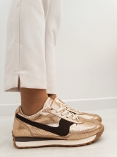 ✨ Zapatillas deportivas doradas con detalle en negro ✨
