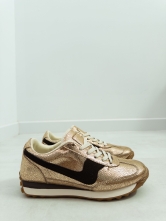 ✨ Zapatillas deportivas doradas con detalle en negro ✨