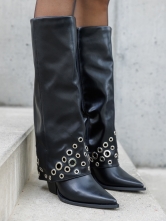 Botas negras con apliques metálicos