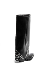 Botas negras con apliques metálicos