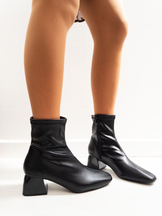 Botín negro de tacón geométrico