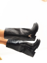 Bota Alta Negra con Detalle Metálico