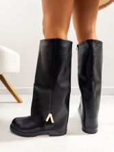 Bota Alta Negra con Detalle Metálico