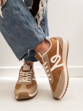 Deportivos Estilo Retro con Detalles en Contraste