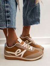 Deportivos Estilo Retro con Detalles en Contraste