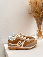 Deportivos Estilo Retro con Detalles en Contraste