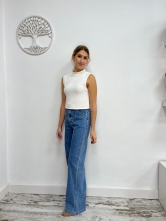 Pantalón vaquero de tiro alto con costura frontal