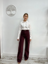 Pantalón vaquero tiro alto costura frontal Granate