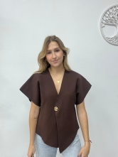 Blusa Marrón con Botón Dorado