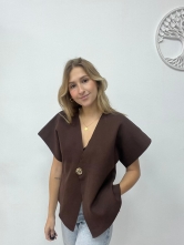 Blusa Marrón con Botón Dorado