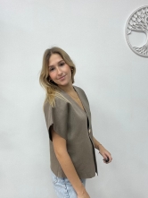 Blusa Gris Topo con Botón Dorado