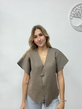 Blusa Gris Topo con Botón Dorado