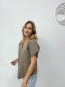 Blusa Gris Topo con Botón Dorado