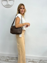 Bolso Bandolera con Detalles Metalicos