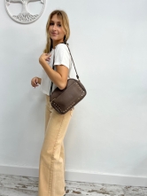 Bolso Bandolera con Detalles Metalicos
