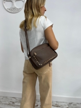 Bolso Bandolera con Detalles Metalicos