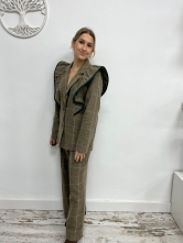 ✨ Conjunto estilo traje color marrón con tonos azulados. ✨