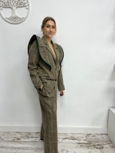 ✨ Conjunto estilo traje color marrón con tonos azulados. ✨