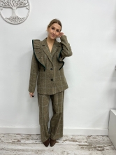 ✨ Conjunto estilo traje color marrón con tonos azulados. ✨